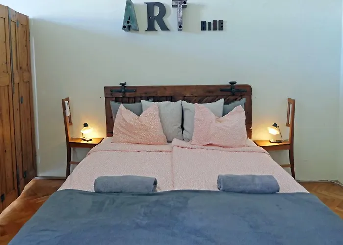 Art Apartment *